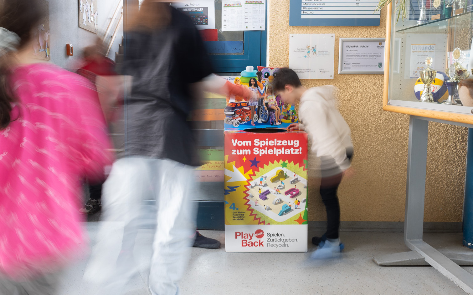 Kinder rennen zur Sammelbox #playback #mattel